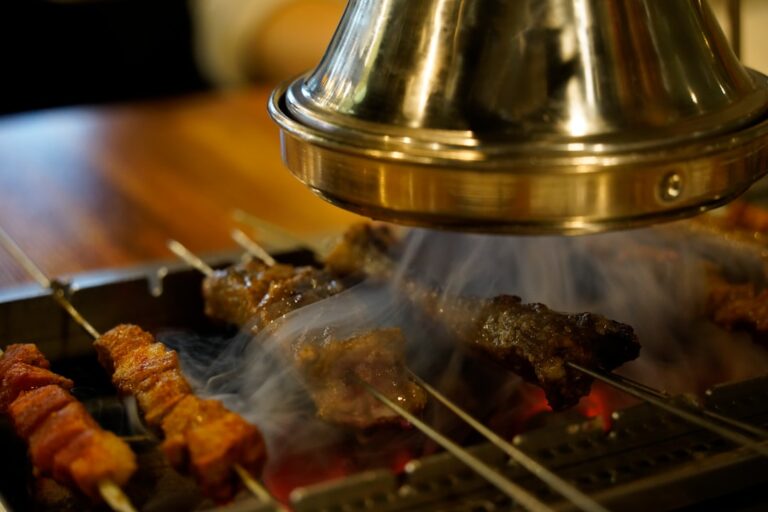 Picanha de cordeiro no espeto para acampamento gourmet